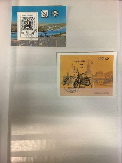 Ensemble de cinq albums de timbres dont blocs...