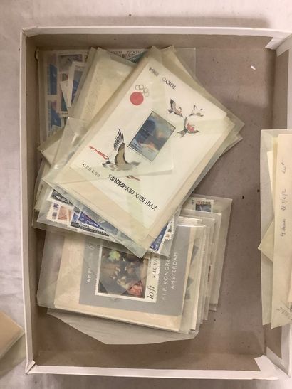 Boîte de timbres contemporains, la plupart...
