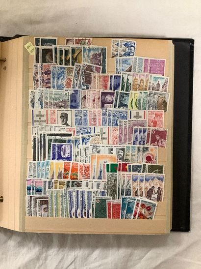 Trois classeurs de timbres français dont...