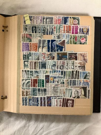 Trois classeurs de timbres français dont...