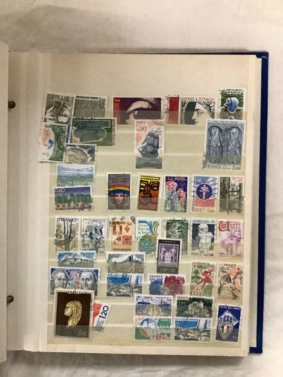 Lot de deux classeurs de timbres français...