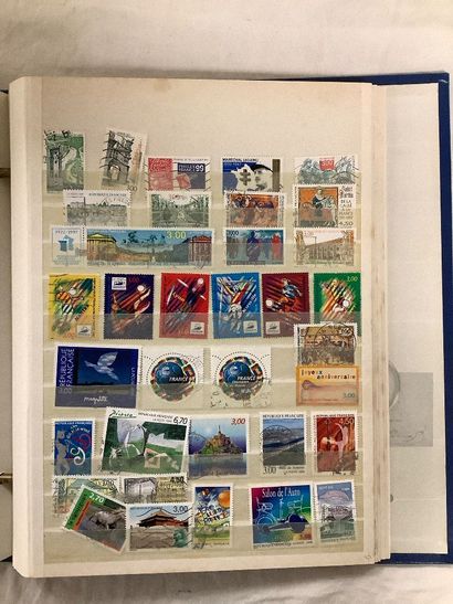 Lot de deux classeurs de timbres français...