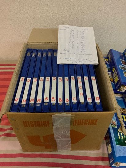 Important lot de timbres du monde en classeur,...
