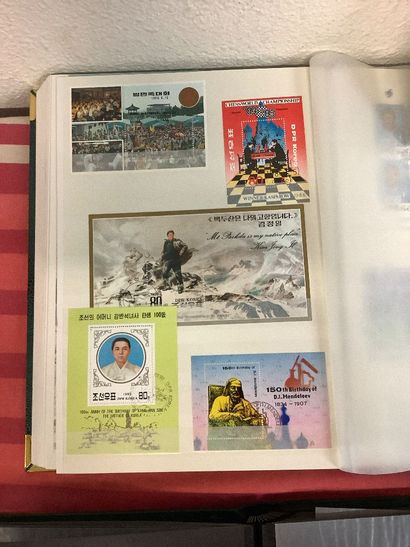 Ensemble de cinq albums de timbres dont blocs...