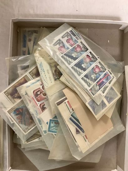 Boîte de timbres contemporains, la plupart...