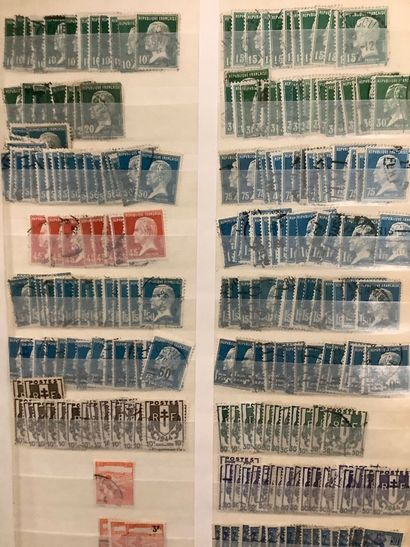 Un album de timbres oblitérés petit format...