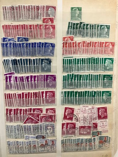 Un album de timbres oblitérés petit format...