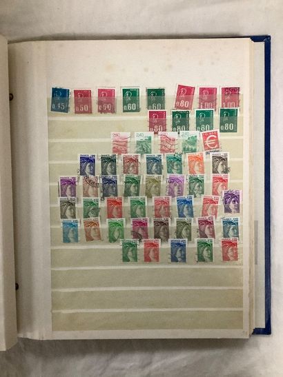 Lot de deux classeurs de timbres français...