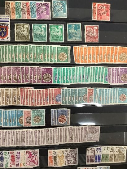 Un classeur composé de timbres taxe, preoblitérés,...