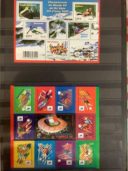 Ensemble de cinq albums de timbres dont blocs...