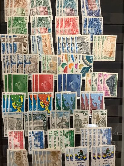 Un classeur composé de timbres taxe, preoblitérés,...