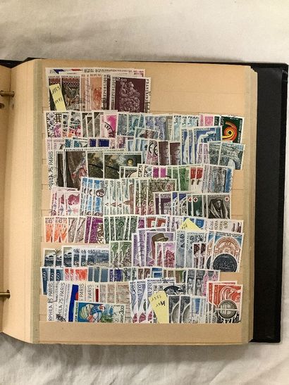 Trois classeurs de timbres français dont...