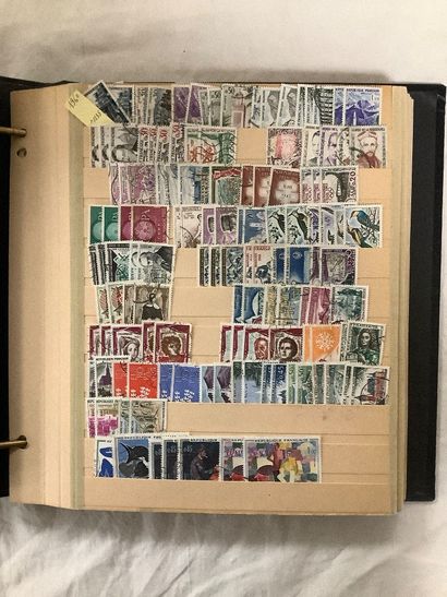 Trois classeurs de timbres français dont...