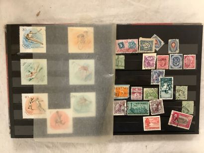 Ensemble de quatre petits albums de timbres,...
