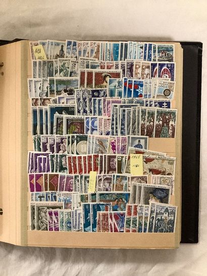Trois classeurs de timbres français dont...