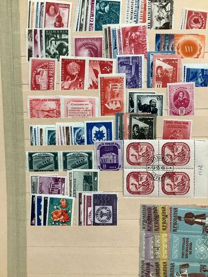 ROUMANIE - Boîte de timbres roumains. Mélange...