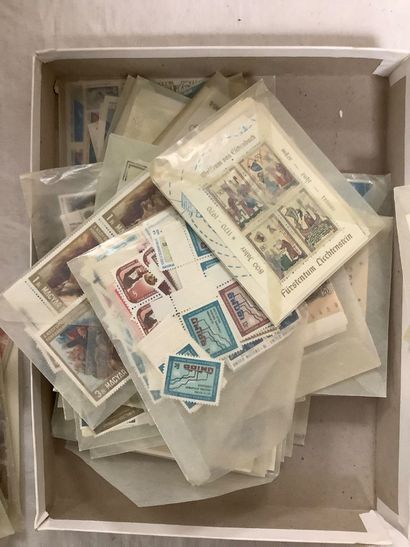 Boîte de timbres contemporains, la plupart...