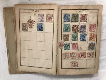 Ensemble de quatre petits albums de timbres,...