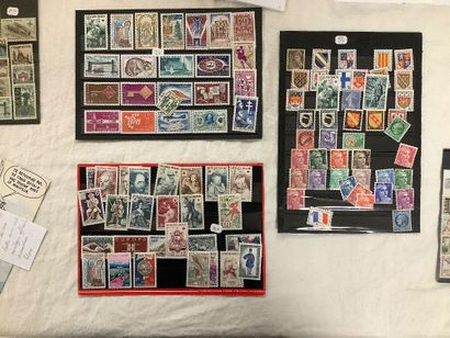 Lot de timbres comprenant 100 enveloppes...