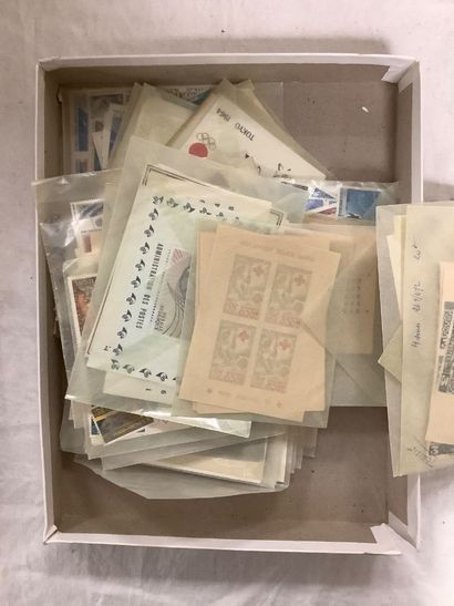 Boîte de timbres contemporains, la plupart...