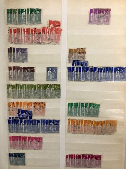 Un album de timbres oblitérés petit format...