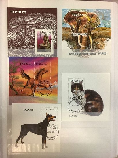 Ensemble de cinq albums de timbres dont blocs...