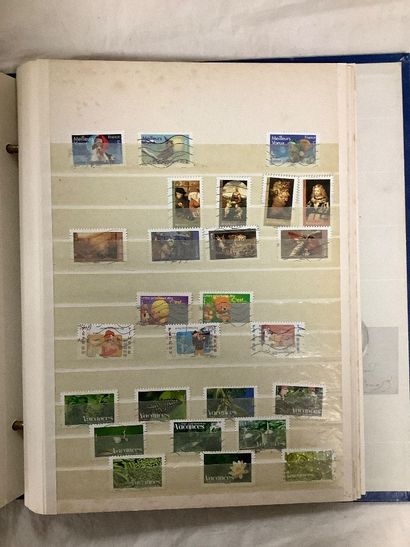 Lot de deux classeurs de timbres français...