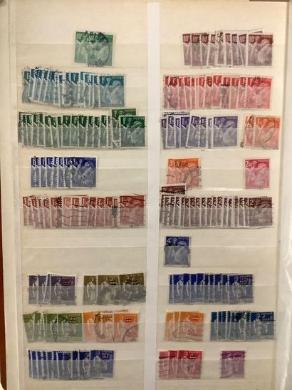 Un album de timbres oblitérés petit format...