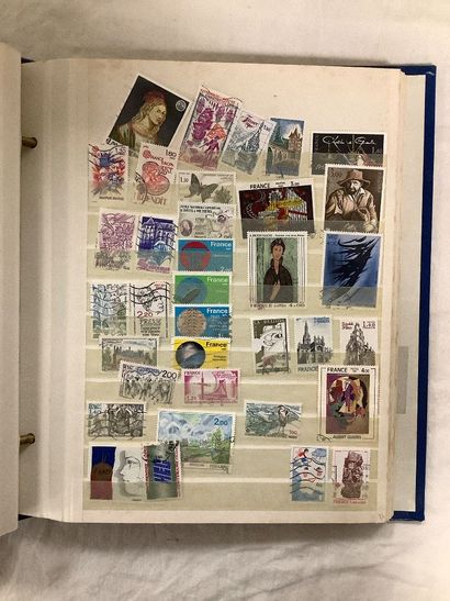 Lot de deux classeurs de timbres français...