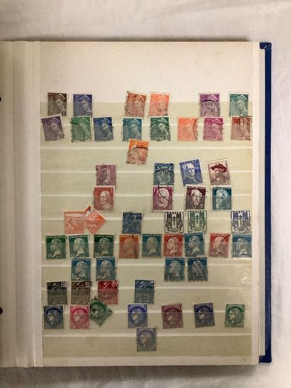 Lot de deux classeurs de timbres français...