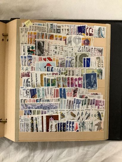 Trois classeurs de timbres français dont...