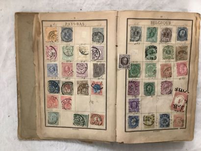 Ensemble de quatre petits albums de timbres,...