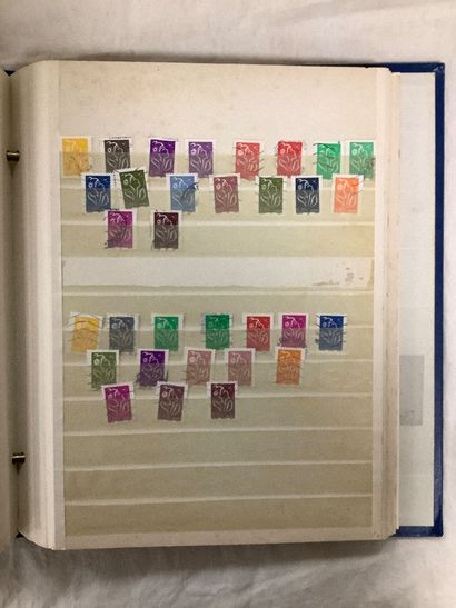 Lot de deux classeurs de timbres français...