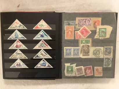 Ensemble de quatre petits albums de timbres,...