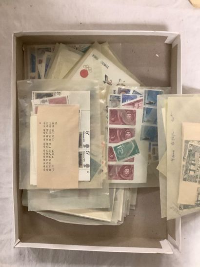 Boîte de timbres contemporains, la plupart...