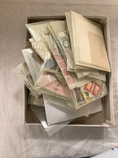 Boîte de timbres contemporains, la plupart...