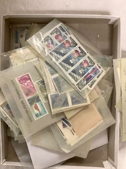 Boîte de timbres contemporains, la plupart...