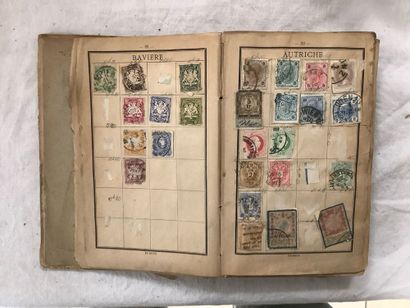 Ensemble de quatre petits albums de timbres,...