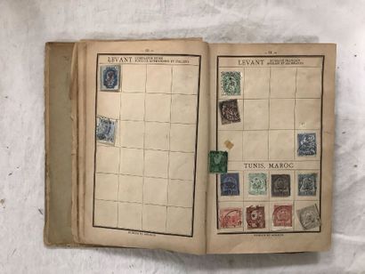 Ensemble de quatre petits albums de timbres,...