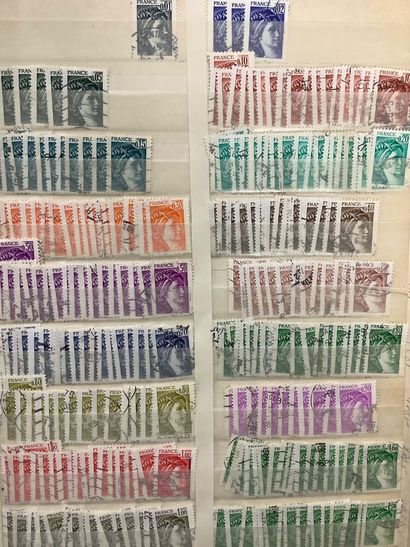 Un album de timbres oblitérés petit format...