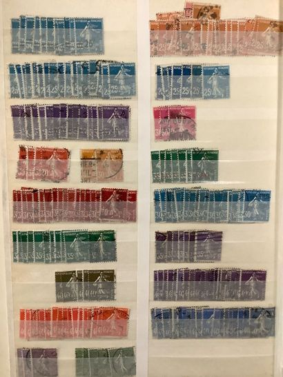Un album de timbres oblitérés petit format...