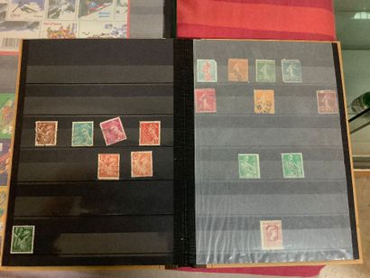 Ensemble de cinq albums de timbres dont blocs...