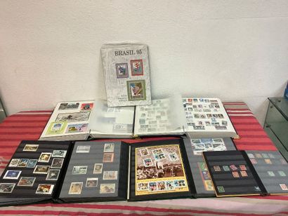 Ensemble de cinq albums de timbres dont blocs...