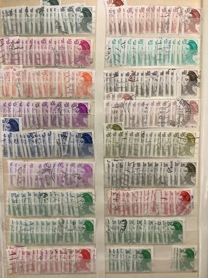 Un album de timbres oblitérés petit format...