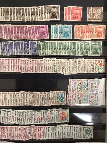 Un classeur composé de timbres taxe, preoblitérés,...