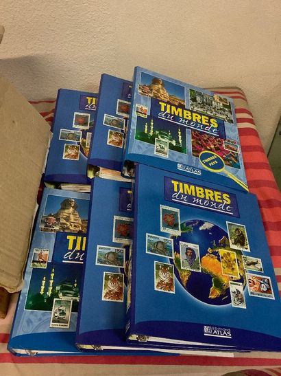 Important lot de timbres du monde en classeur,...
