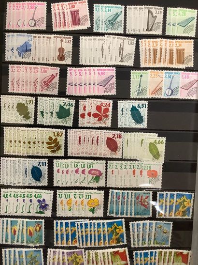 Un classeur composé de timbres taxe, preoblitérés,...