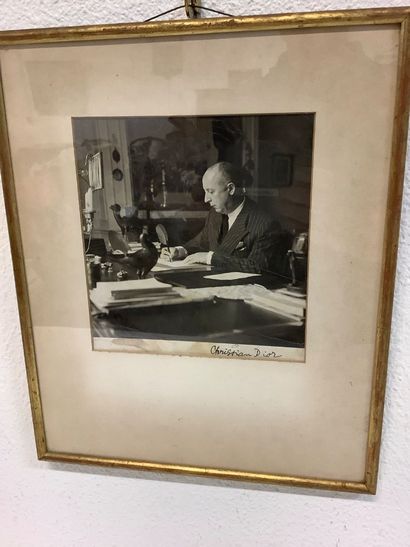 Christian DIOR à son bureau, autographe,...