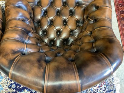 Deux fauteuils style chesterfield en cuir,...