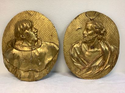 Paire de profils en bois et stuc dorés, XVIIIème...